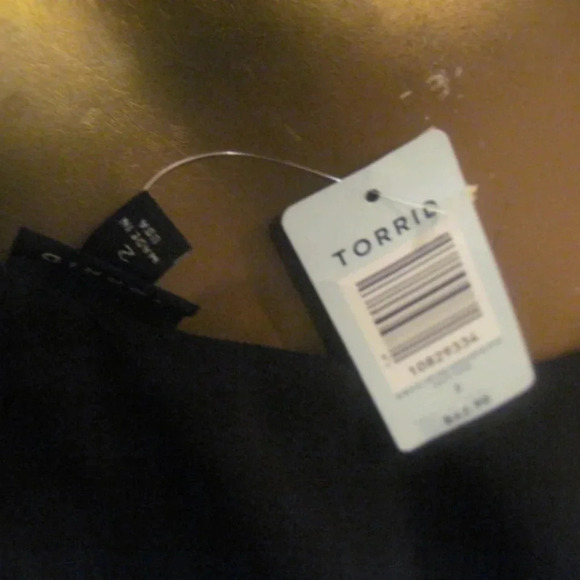 NWT TORRID Black One Shoulder Blouse Size 2 - Picture 3 of 4